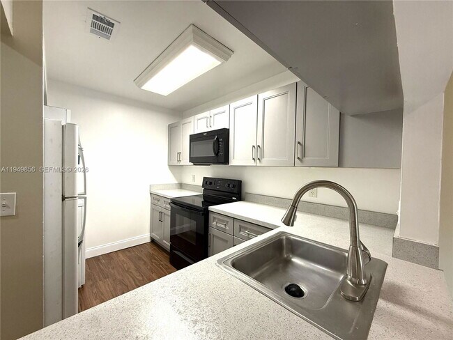 Foto del edificio - 10043 Winding Lake Rd