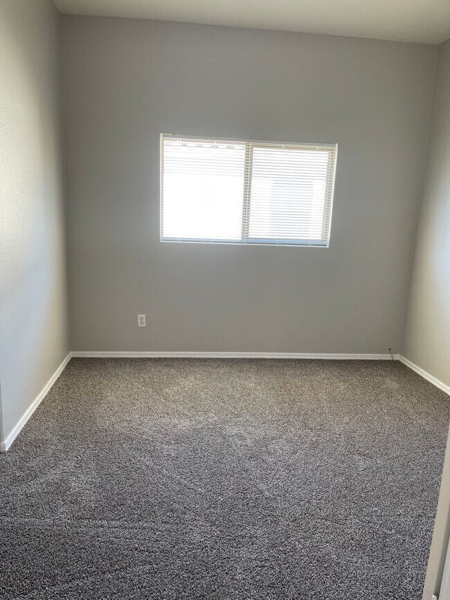 Building Photo - This newly updated 3 bedroom 2 bath home h...