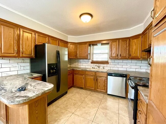 Building Photo - 1420 Windsor Dr