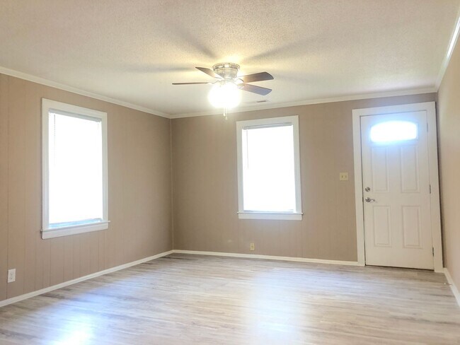 Building Photo - Move in Ready!