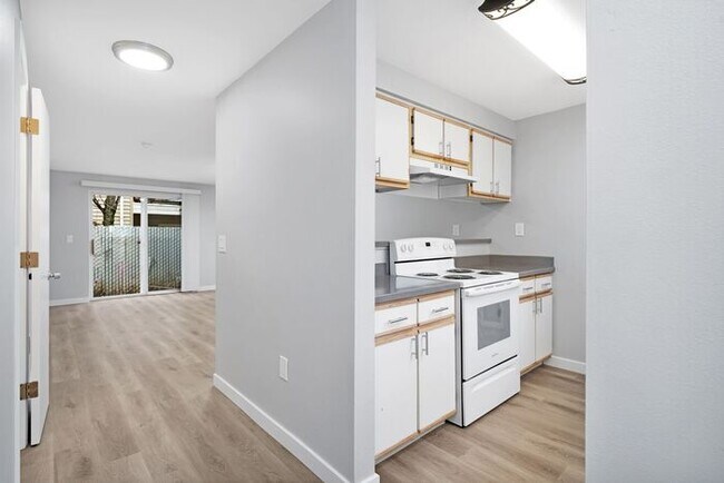 Building Photo - INCREDIBLE 2-bed/1.5bath Town House! Get i...
