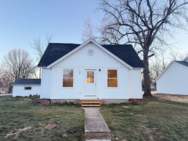 Building Photo - 4 Bed 2 Bath Aurora, MO