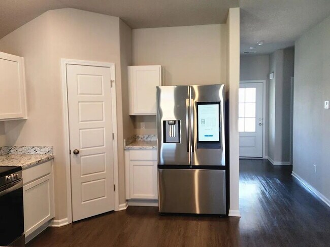 Foto del edificio - "Charming 4-Bedroom Oasis with 2 Baths & 1800 Sq Ft in Gardner, KS"