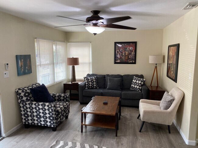 Foto del edificio - 1352 Oliver Ave