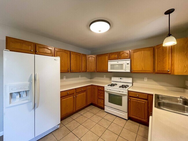 Foto del edificio - Spacious Two-Bedroom Townhouse in West Ash...