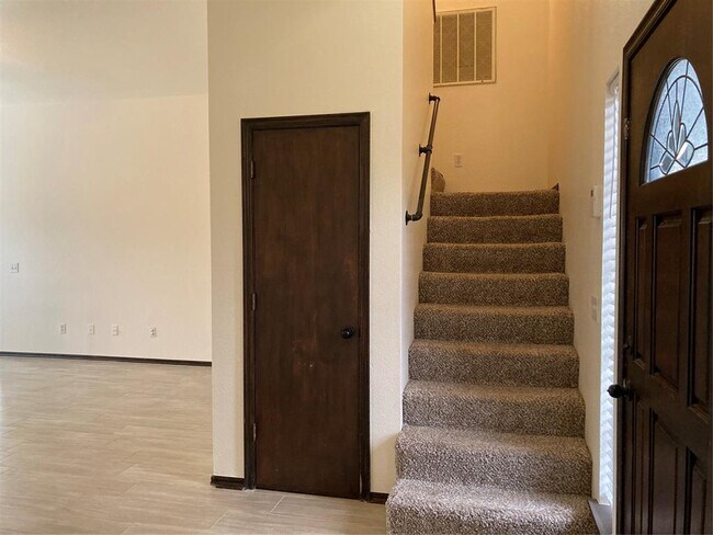 Building Photo - 405 Rhoades Ct