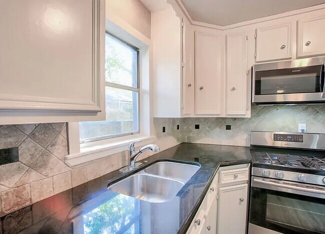 Foto del edificio - Charming 3-Bedroom Home with Spacious, Light-Filled Living