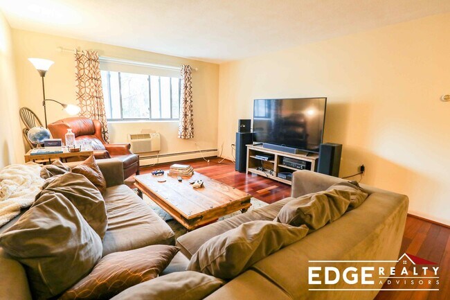 Building Photo - 24 Brent St