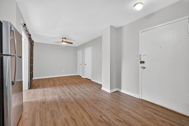 Building Photo - Short Term Lease Availble: Charming & Brig...