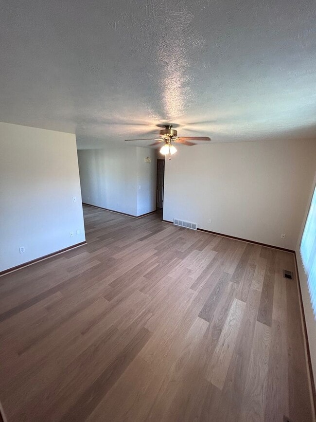 Building Photo - 963 Vos St