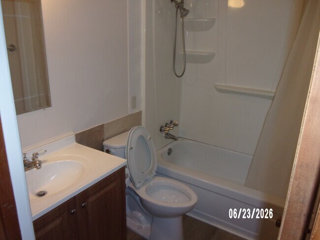 Baño - 1042 Neil St NE