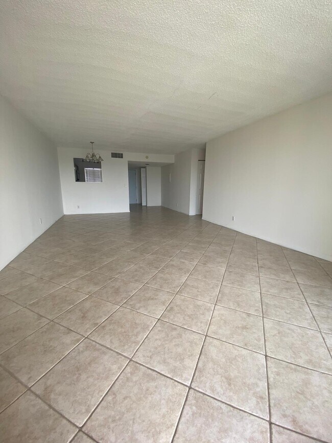 Building Photo - 2828 Tennis Club 502 Dr