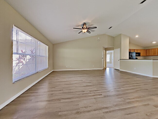 Building Photo - 1025 Lakeview Oaks Dr