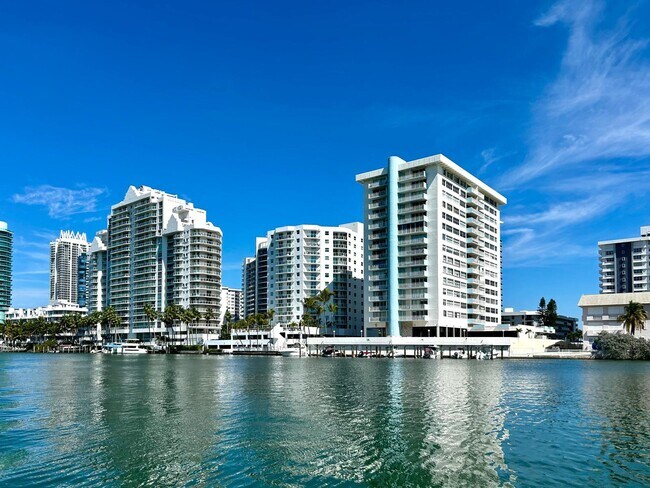 Foto del edificio - 5838 Collins Ave