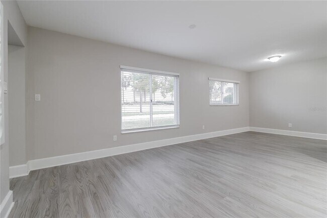 Foto del edificio - 5963 Bamboo Dr