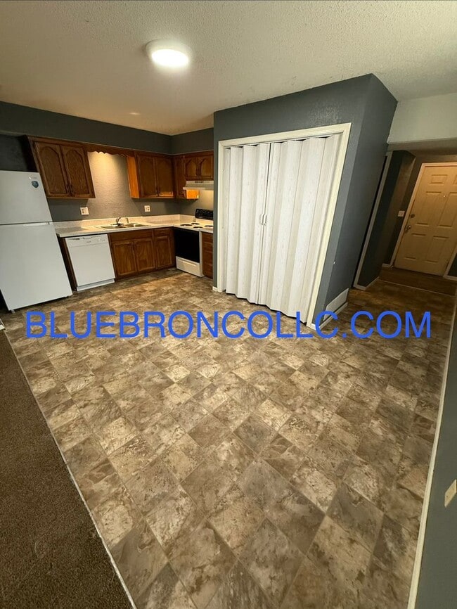 Building Photo - Updated unit with fresh paint and modern finishes!