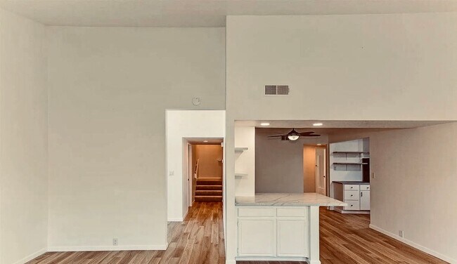 Foto del edificio - Modern Comfort with Stunning Views in La C...