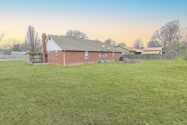Building Photo - Quiet and Quaint Duplex in Rogers!