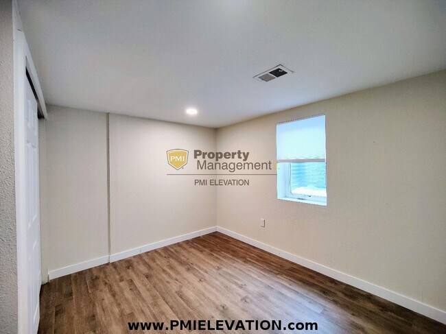 Building Photo - Lower Level Unit with 2-Bedrooms in Duplex...