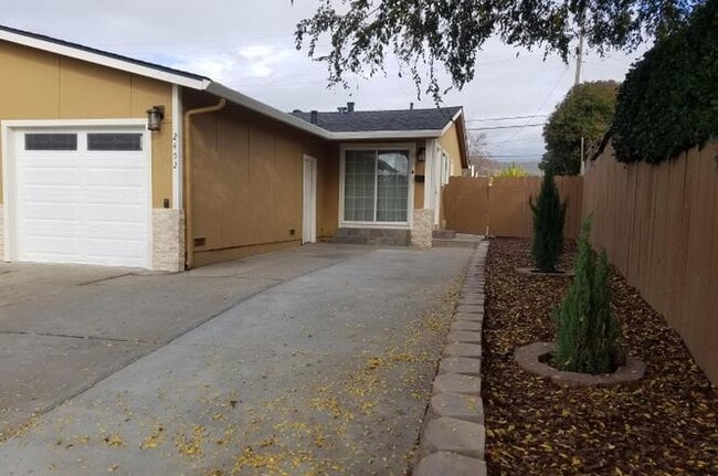 Building Photo - 2452 Clyda Dr