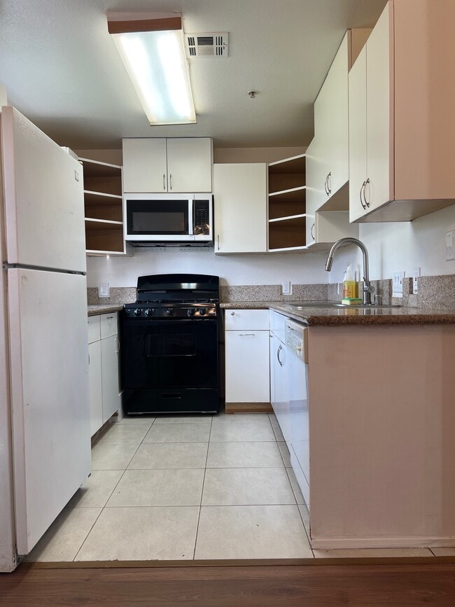 Unit # 1 Kitchen - 14655 Vanowen St