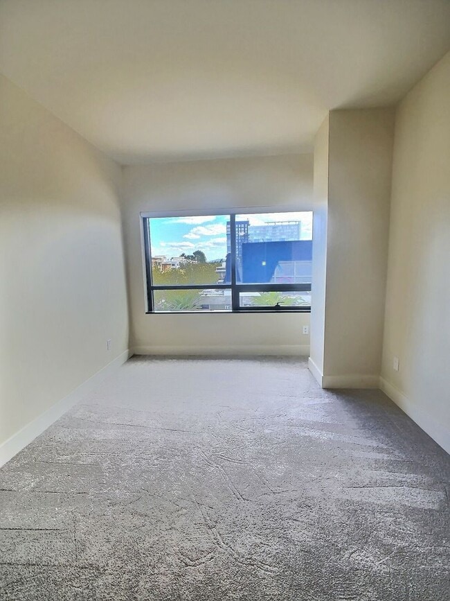 Building Photo - Fantastic 2 Bedroom/2 Bathroom Condo For R...
