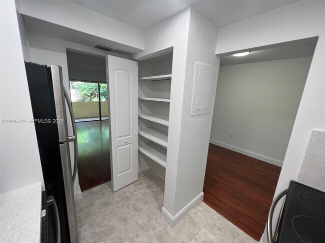 Building Photo - 10415 N Kendall Dr