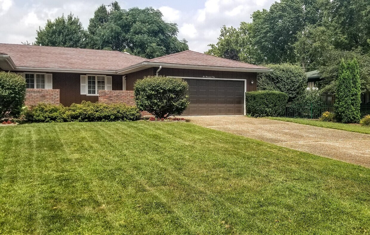 2001 Cardinal Dr, Springfield, IL 62704 Townhome Rentals in Springfield IL