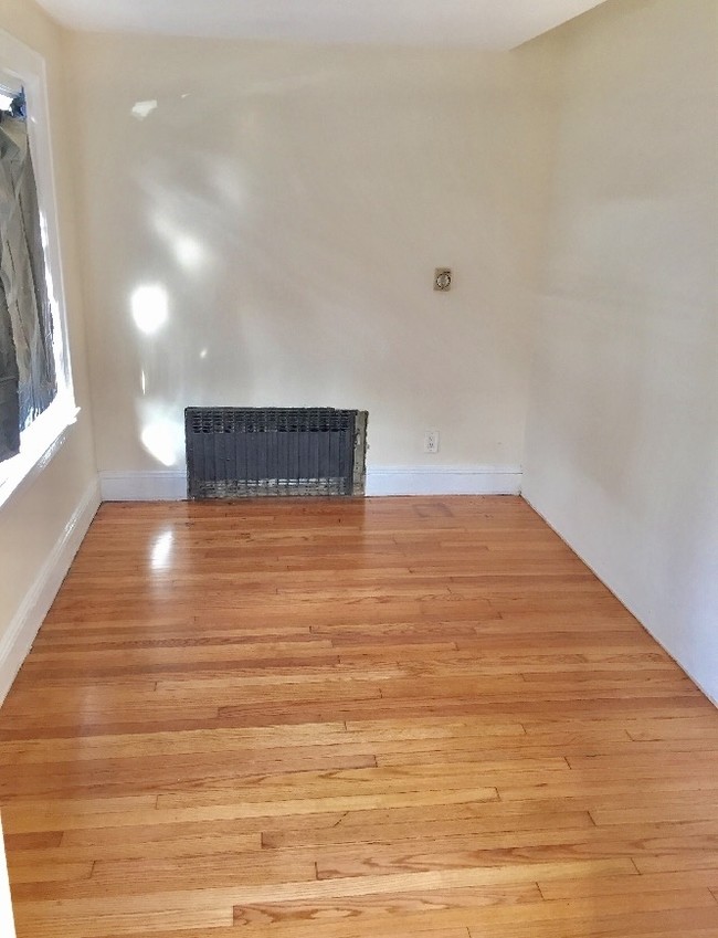 Interior Photo - 93 Bedell St