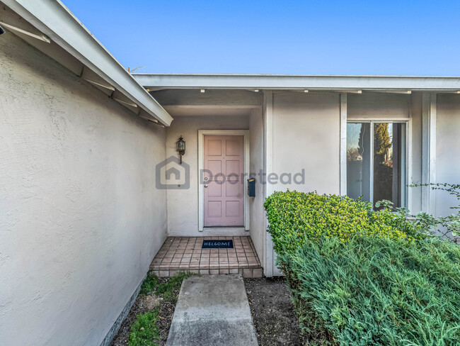 Building Photo - 738 El Sereno Dr