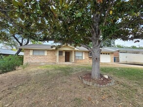 Building Photo - 704 Arrow Ln