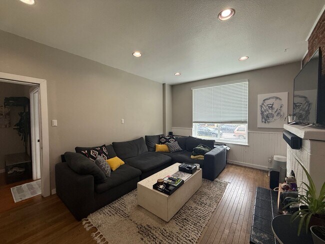Building Photo - Modern 3-Bedroom Retreat in the Heart of C...