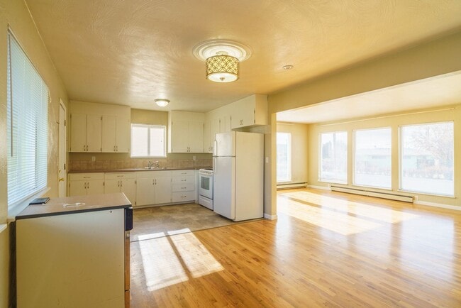 Building Photo - Updated Rambler w/ Fenced Backyard!