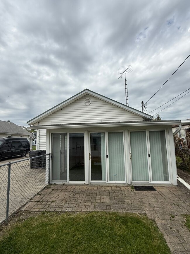 Building Photo - 3 Bed 1 Bath