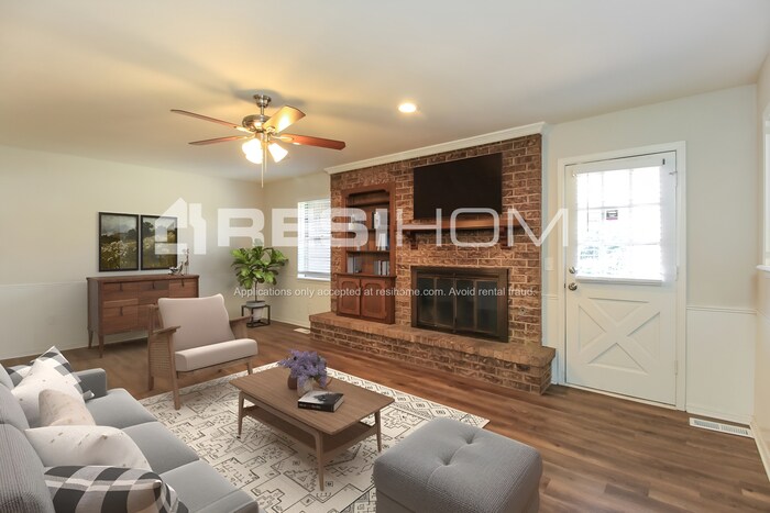 Primary Photo - 11613 N Ross Ave