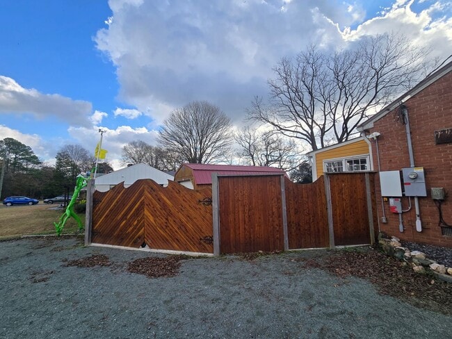 Foto del edificio - Charming Pittsboro Bungalow with Screened Porch & Fully Fenced Yard