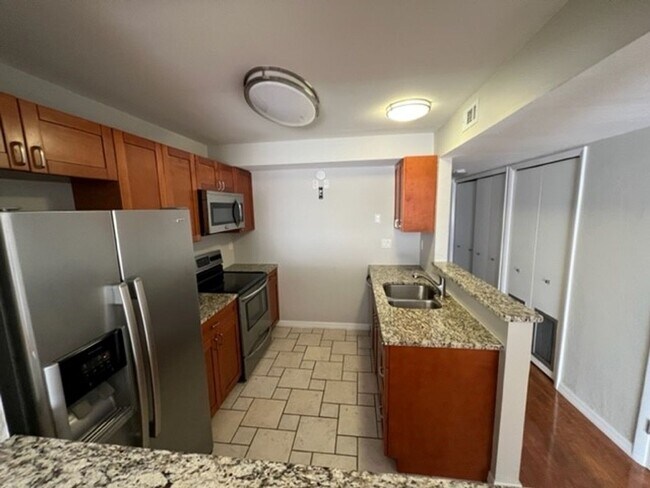 Building Photo - 2 Bedroom, 2 Bath in Grantwood!