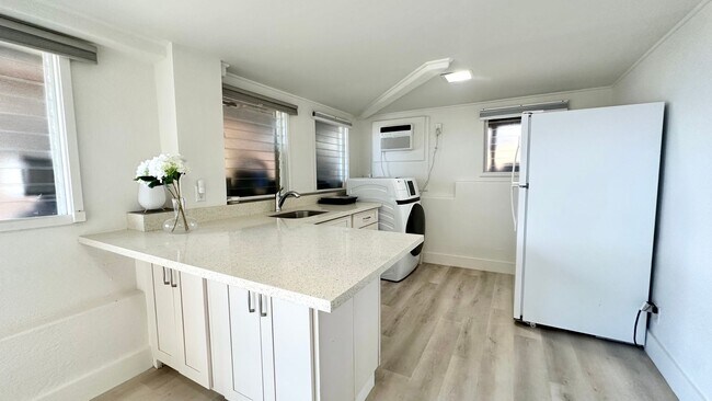 Foto del edificio - NEW PRICE - Newly Renovated Studio with 1 Bath & Washer/Dryer in Maunalani Heights!
