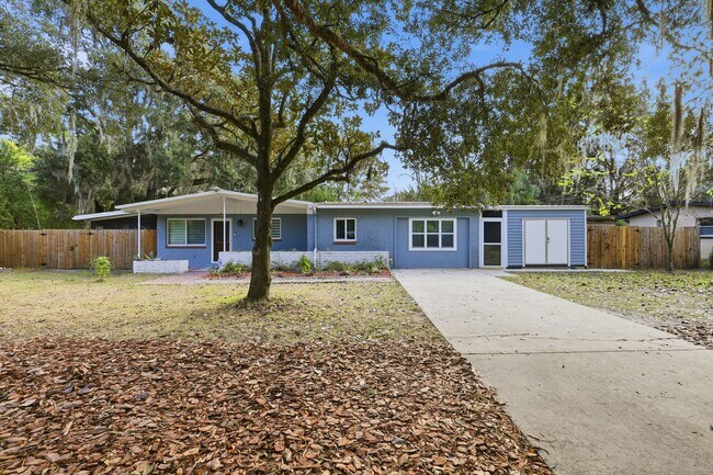 Building Photo - Airy and Recently Remodeled Home in NE Gainesville