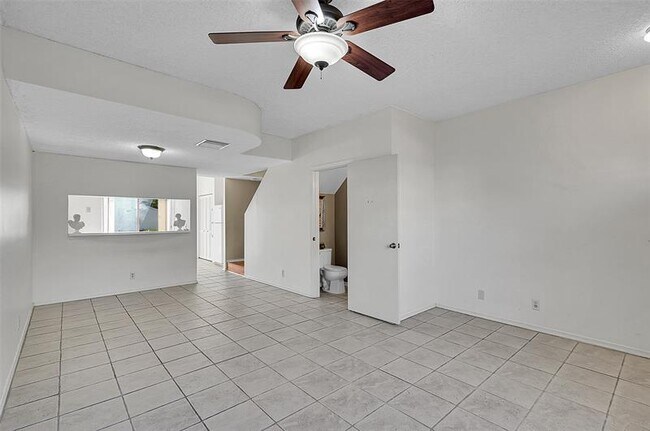 Foto del edificio - 50 Truman Dr