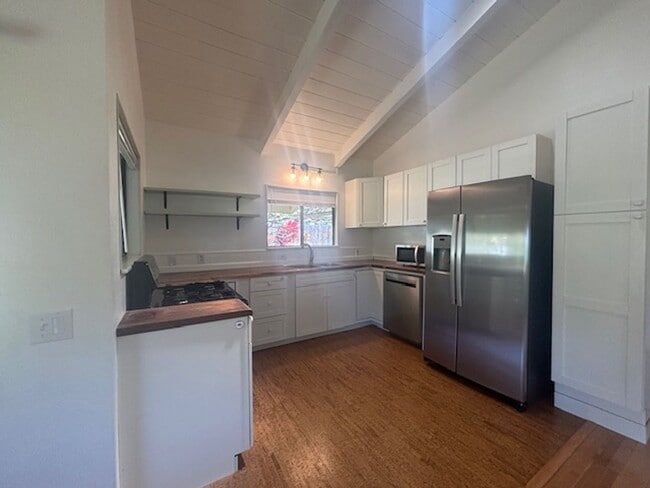 Building Photo - 2 Bedroom/2 Bathroom plus Den walkable to Banyans and Pet Friendly!