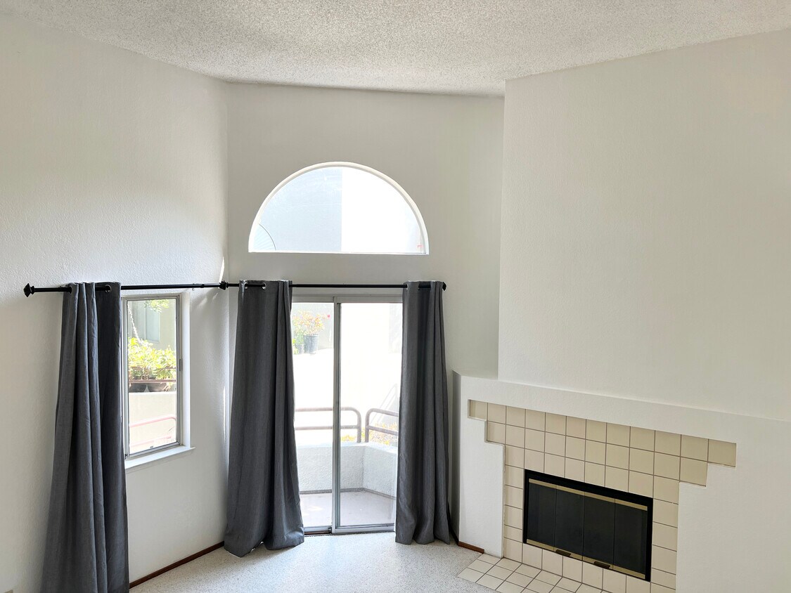 Primary Photo - 122 E Court Ln