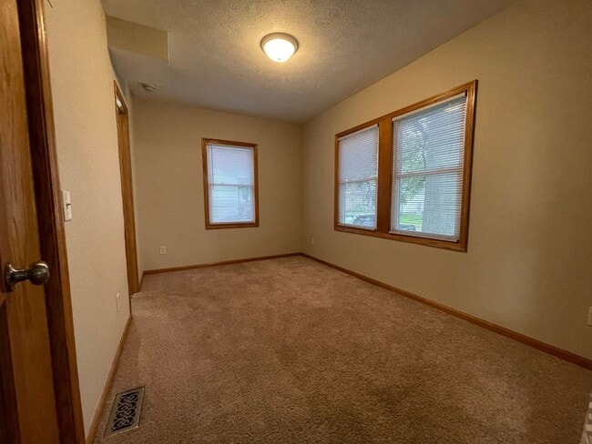 Building Photo - Great 3 Bed, 3 Bath house.