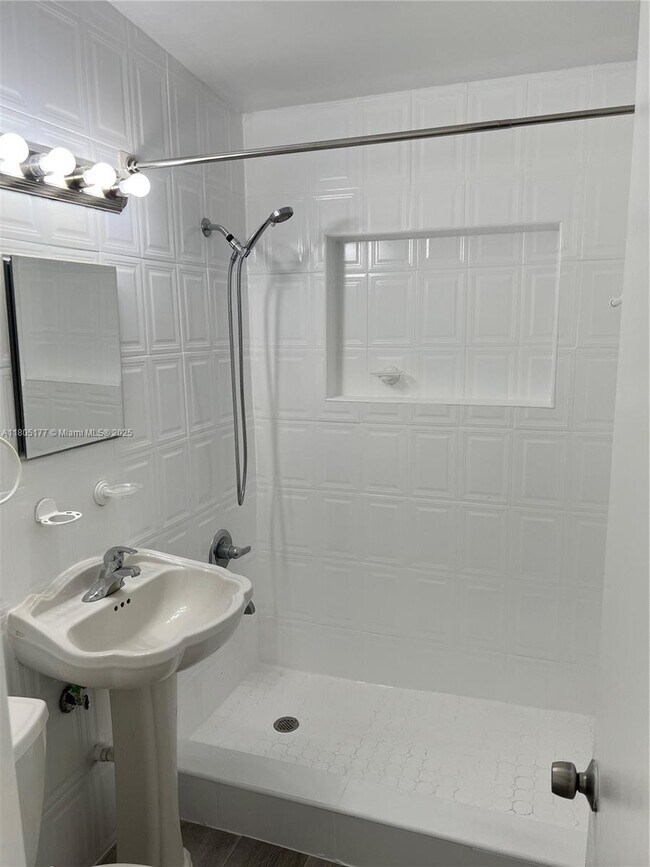 Building Photo - 217 W 33rd St