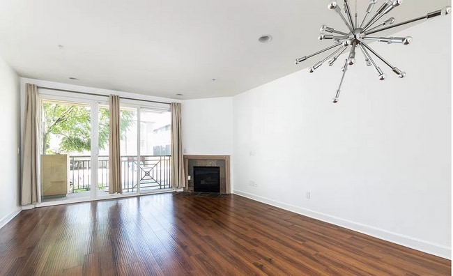 Building Photo - 2 bedroom + 2.5 bath luxurious condo in th...