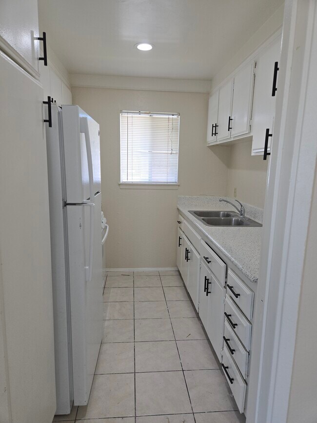 Foto del edificio - 2433 E Garvey Ave N