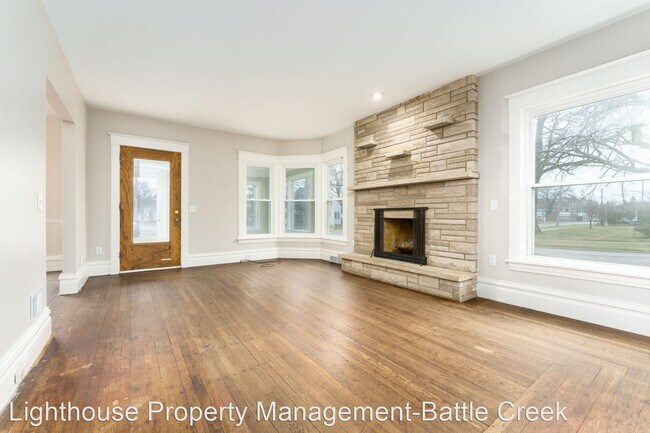 Building Photo - 3 br, 1.5 bath House - 401 E Green St
