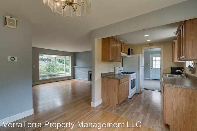 Foto del edificio - 3 br, 1 bath House - 14613 9th Ave NE