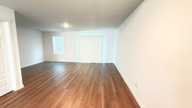 Foto del edificio - 435 Lakeshore Ct