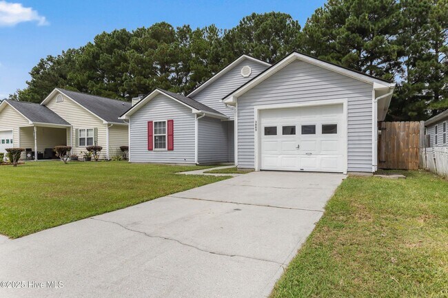 Building Photo - Adorable home with City Convenience!